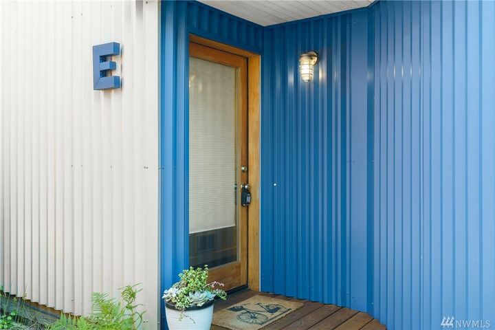 Property Photo:  2031  Fairview Avenue E  WA 98102 