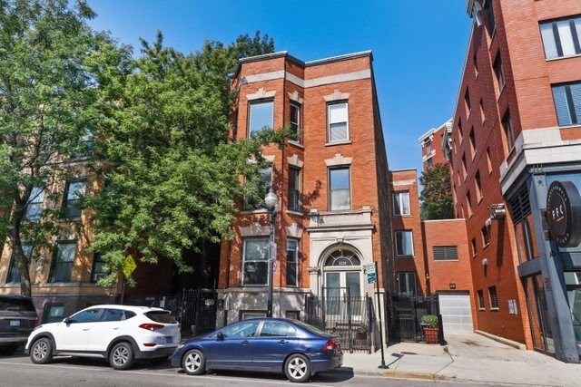 Property Photo: 3218 N Halsted Street 2N IL 60657