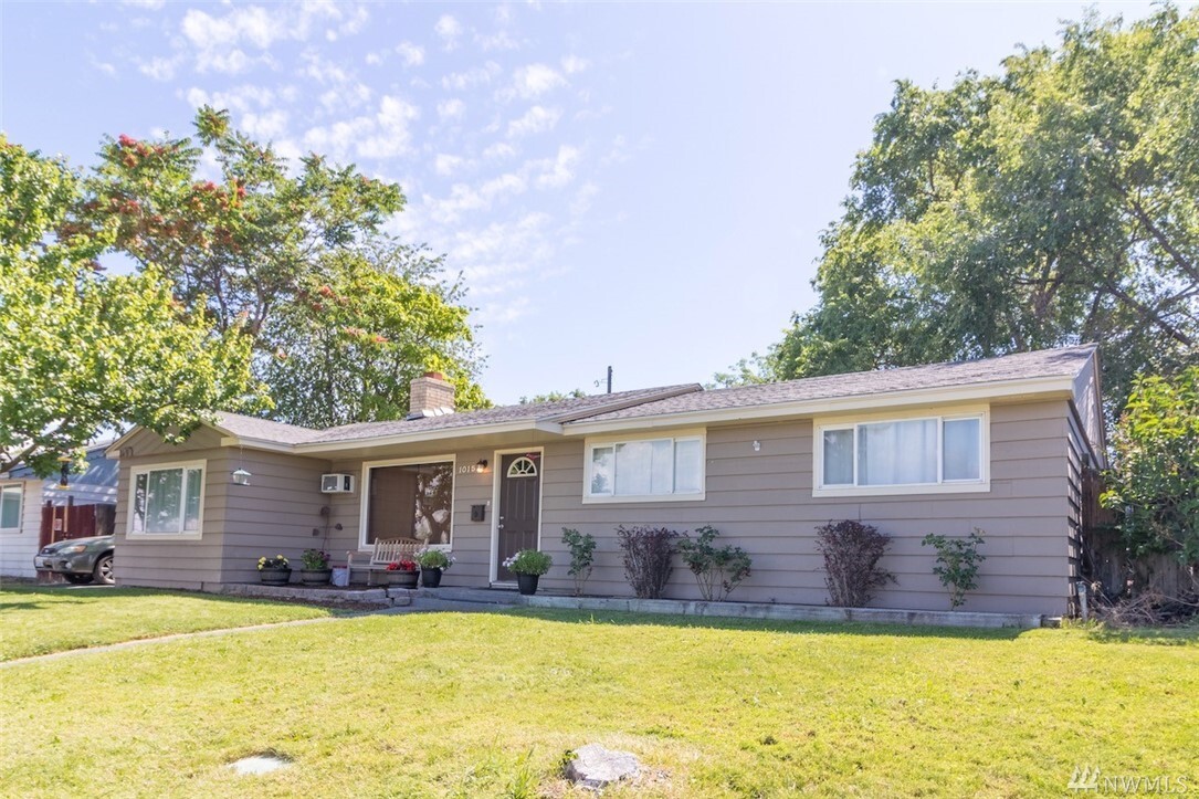 Property Photo: 1015 S Skyline Drive WA 98837