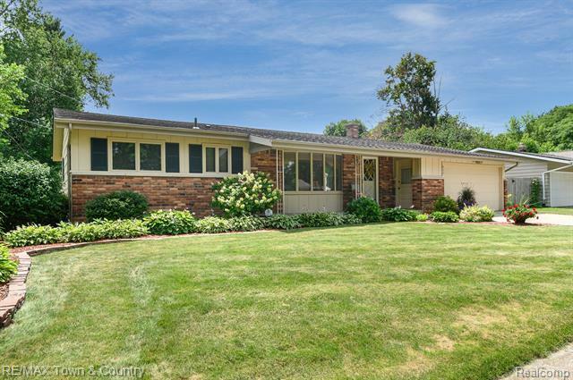 Property Photo:  932 Springview Drive  MI 48433 