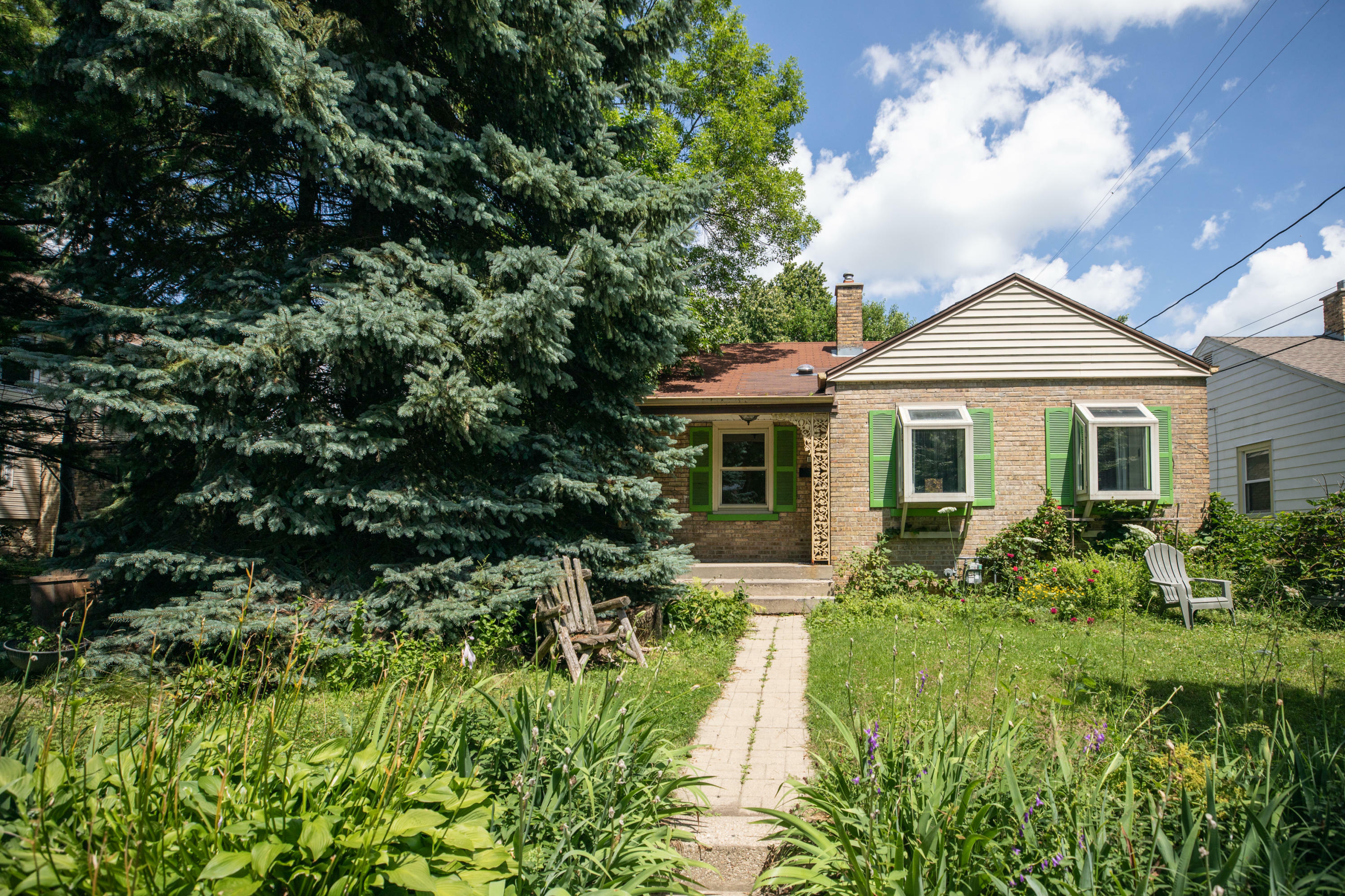 Property Photo:  1214 E Roadsmeet St  WI 53212 