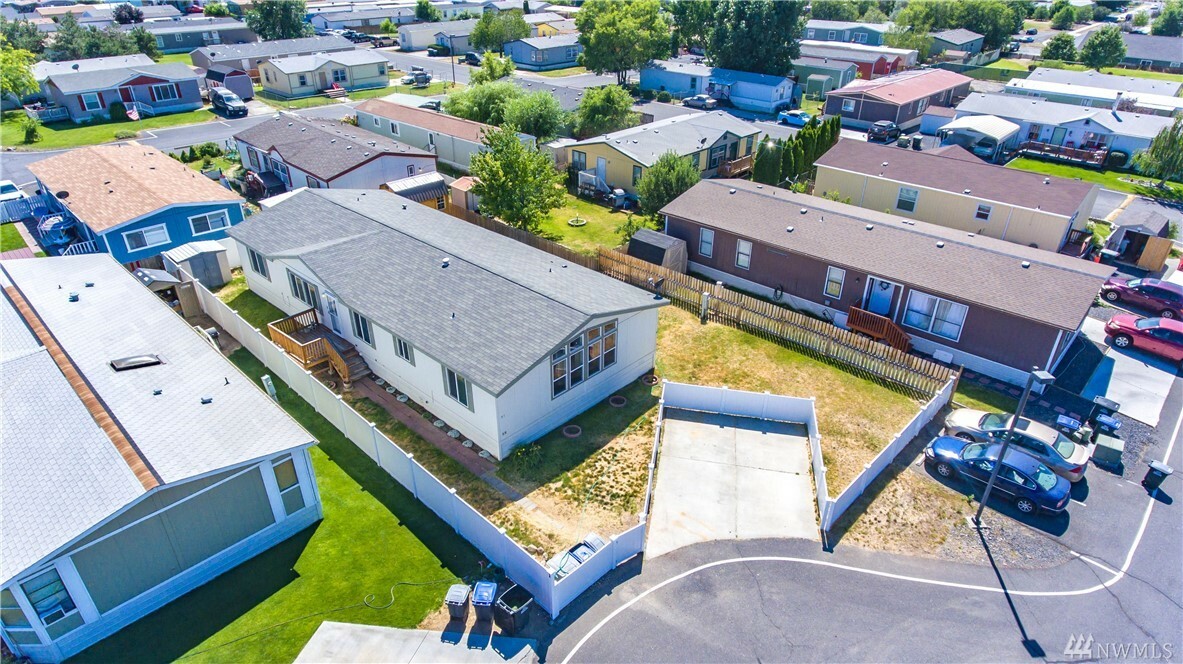 Property Photo:  900 N Grape Dr 71  WA 98837 