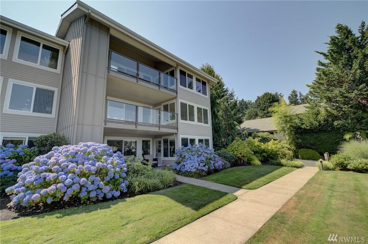 409 101st Ave SE  Bellevue WA 98004 photo