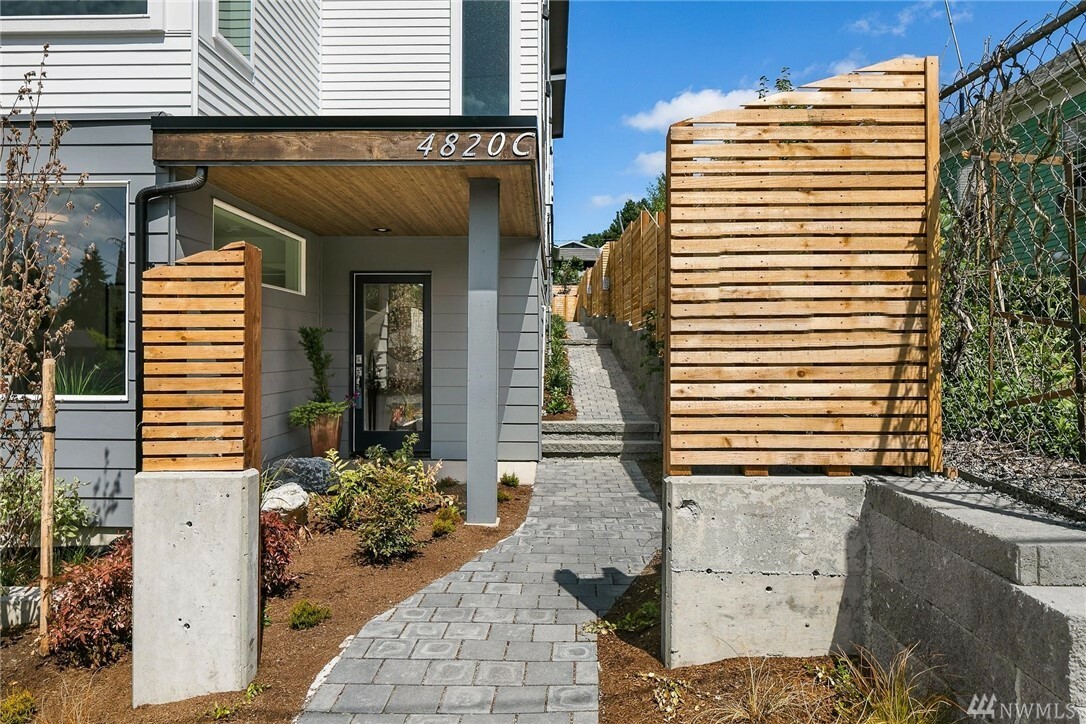 Property Photo:  4816 S Holly St B  WA 98118 