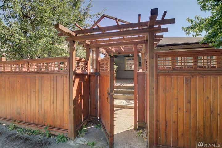 Property Photo:  1023 S Steele Street  WA 98405
