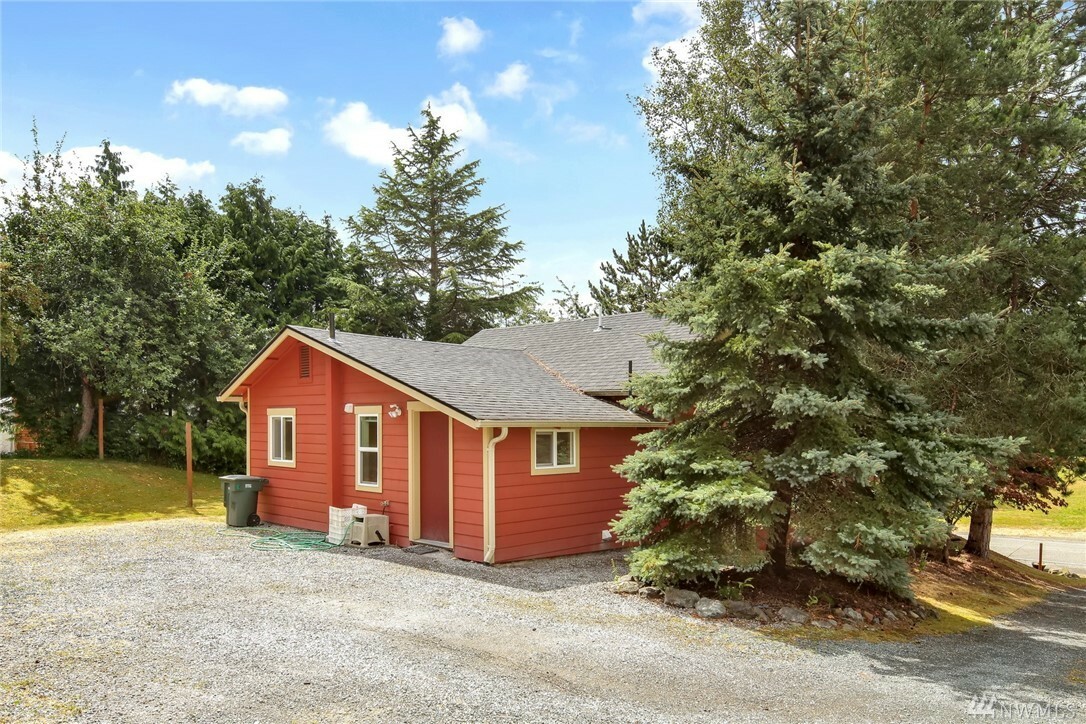 Property Photo:  2918 W Maplewood Ave  WA 98225 