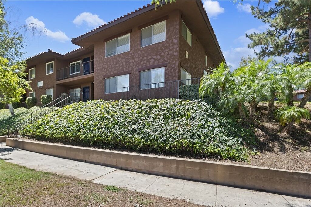 Property Photo: 1434 Chalgrove Drive H CA 92882