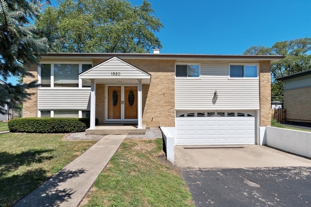 Property Photo:  1920 E Yuma Lane  IL 60056 