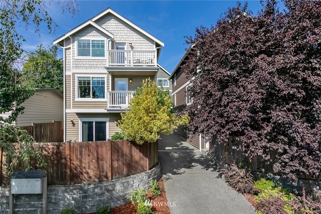 Property Photo: 1413 25th Ave WA 98122