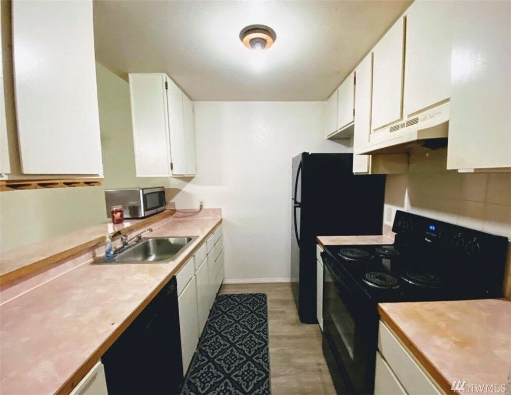 Property Photo: 14600 NE 45th St D9 WA 98007
