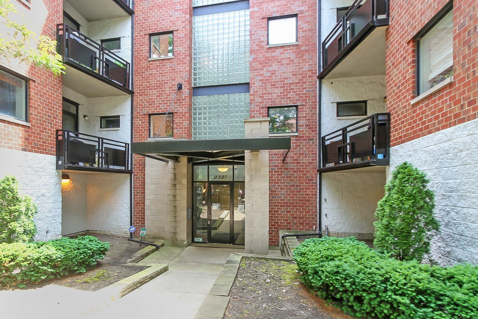 Property Photo:  2337 West Wolfram Street 414  IL 60618 