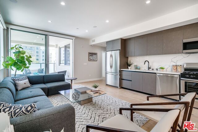 Property Photo: 1148 N Detroit St 2B CA 90046