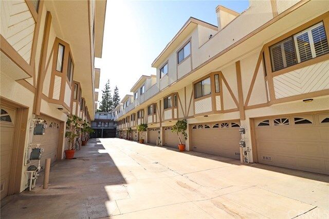Property Photo:  10229 Variel Avenue 26  CA 91311 