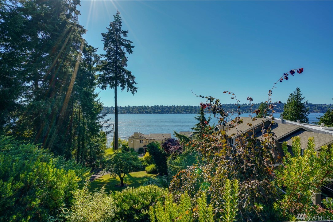 Property Photo:  13130 Holmes Point Dr NE  WA 98034 