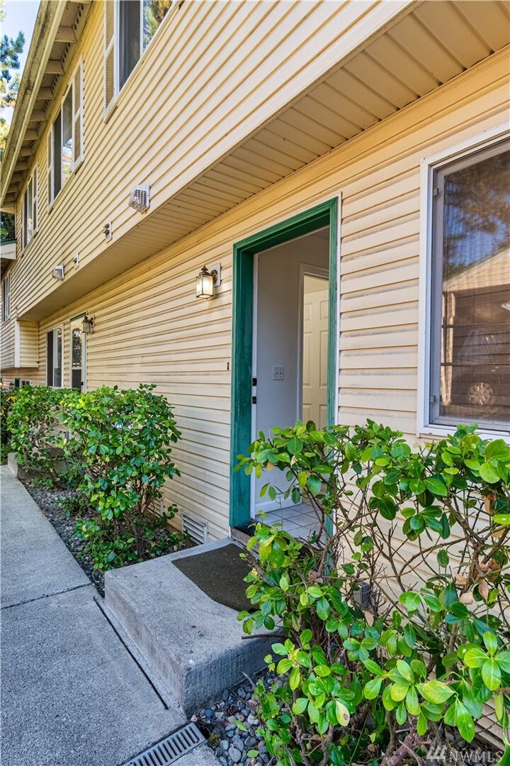 Property Photo: 833 SW Sunset Blvd D21 WA 98057
