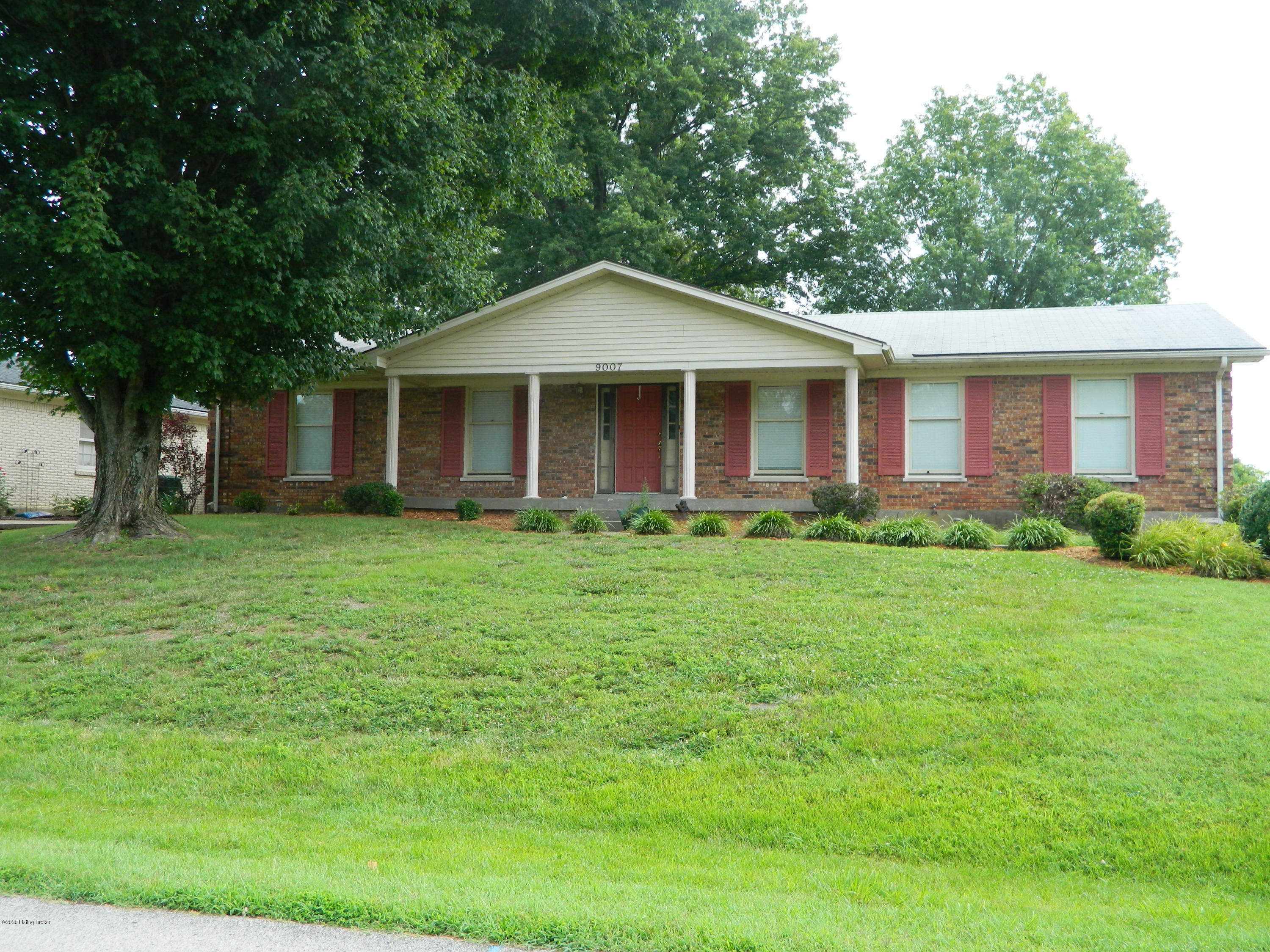 Property Photo:  9007 Split Rail Dr  KY 40272 