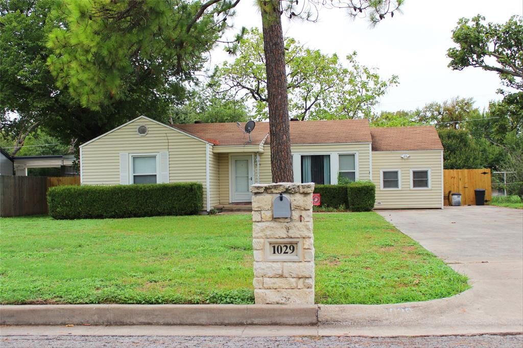 Property Photo: 1029 Lydick Lane TX 76114