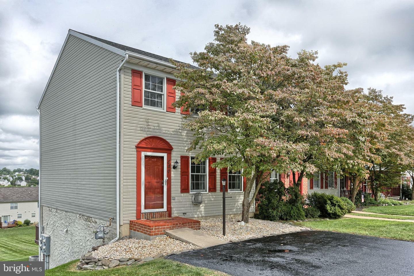 Property Photo:  550 Robin Hill Circle  PA 17404 