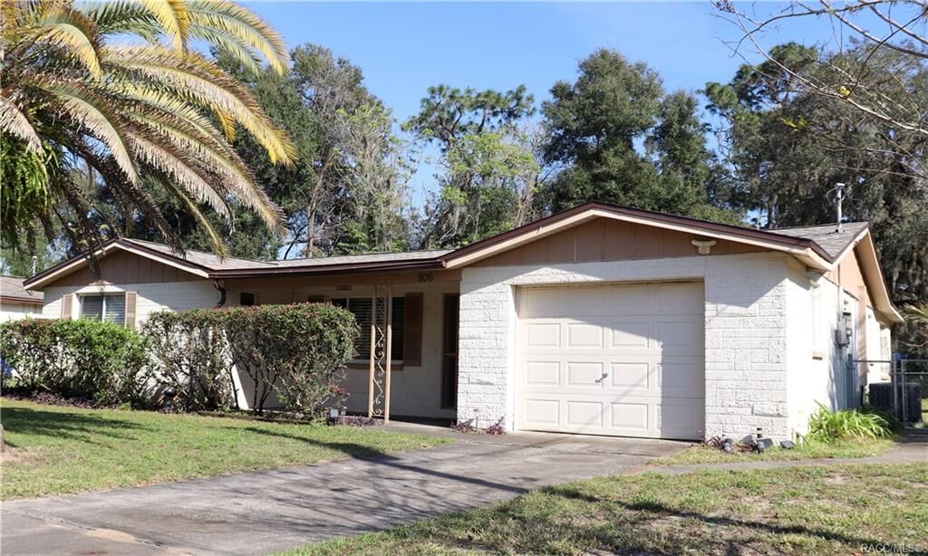 Property Photo: 806 Shelly Terrace FL 34450