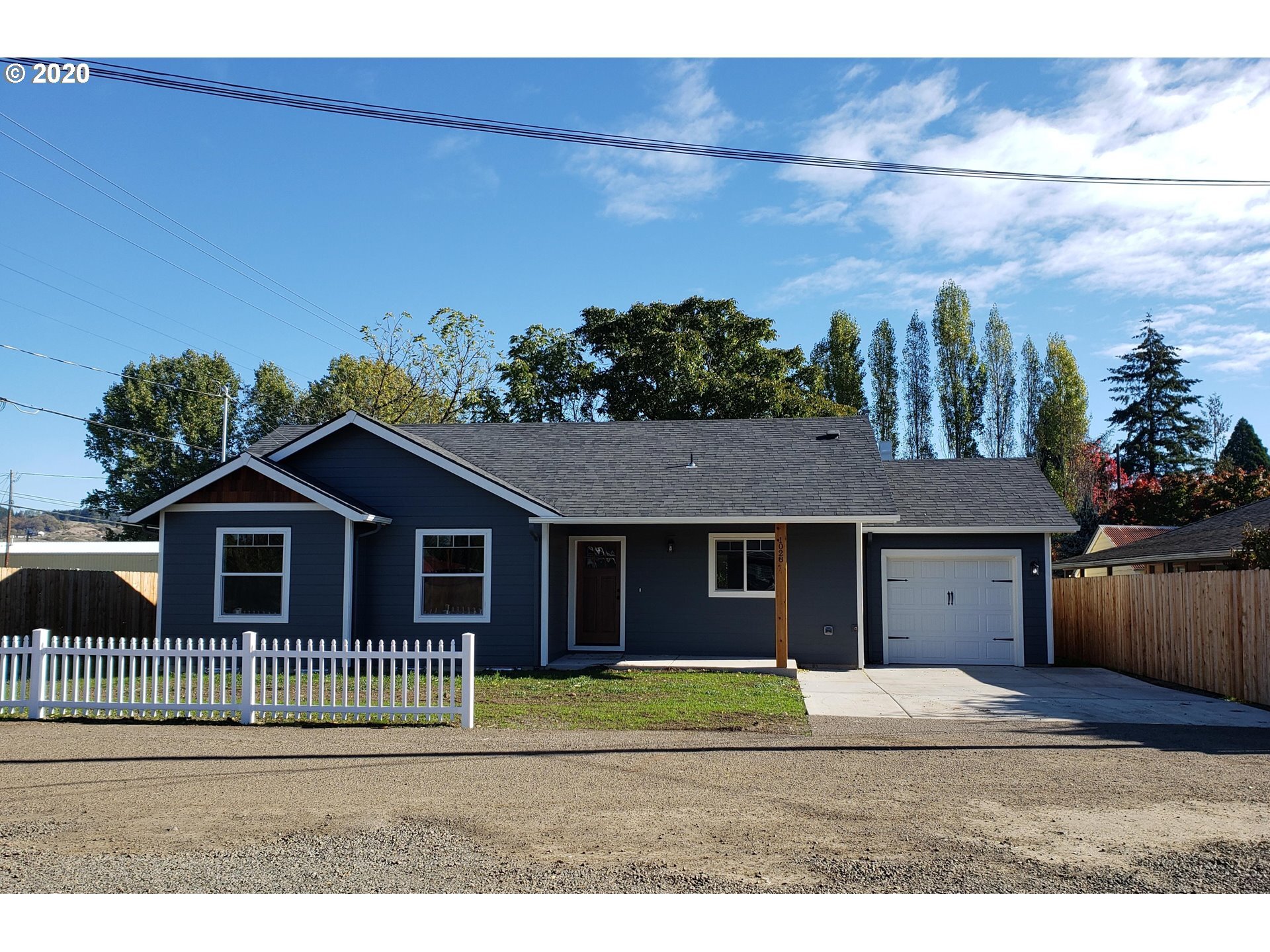 Property Photo: 1028 W Main St OR 97378