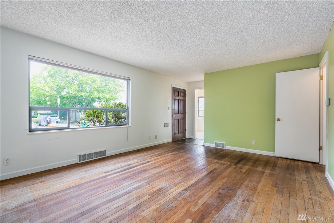 Property Photo: 943 N 83rd Street WA 98103