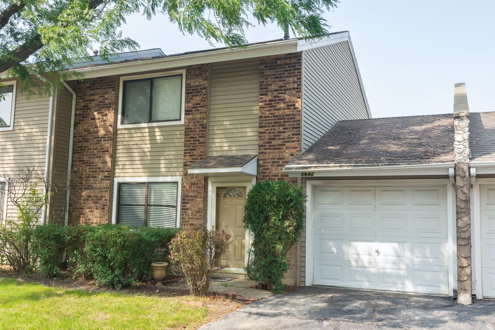 Property Photo: 1642 East Rainbow Bay Lane IL 60074