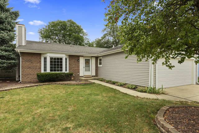 Property Photo: 300 Fordham Way IL 60559