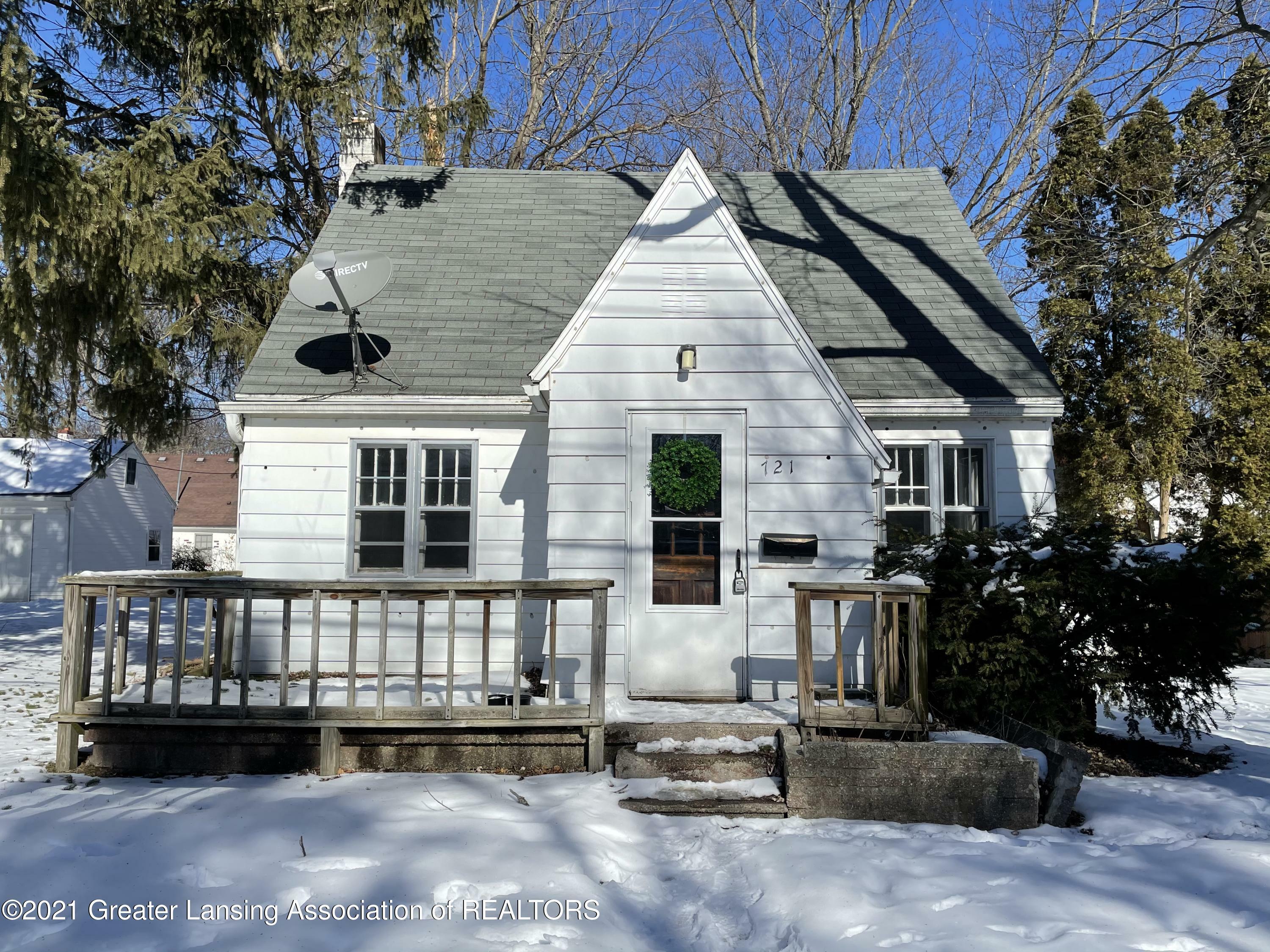 Property Photo:  721 Vernon Avenue  MI 48910 