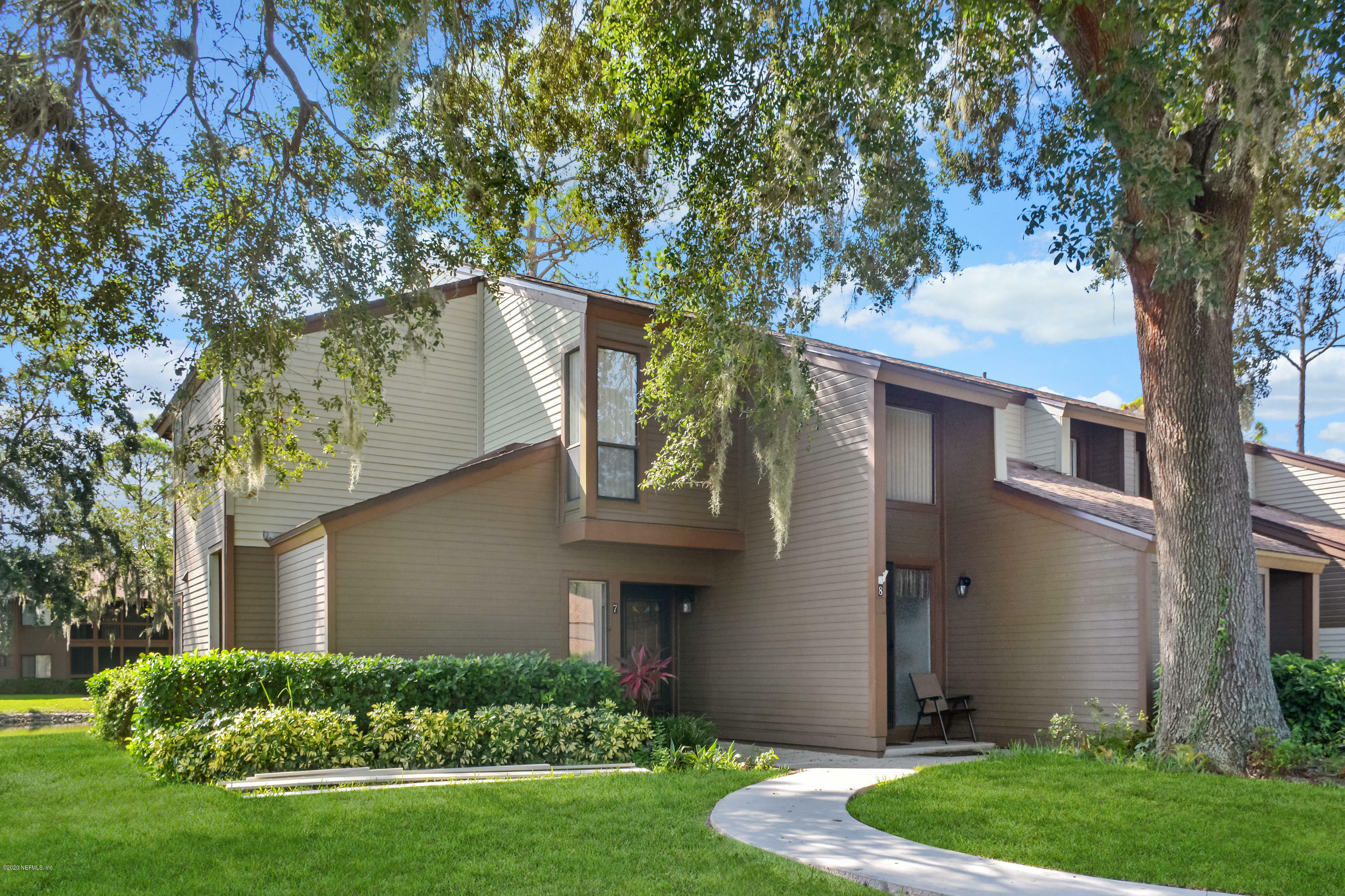 Property Photo: 8 Salisbury Court FL 32137