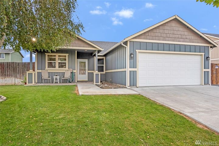 Property Photo:  602 N Florida Street  WA 98837 