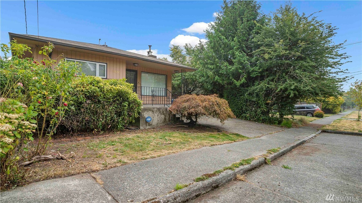 Property Photo:  9522 Densmore Ave N  WA 98103 