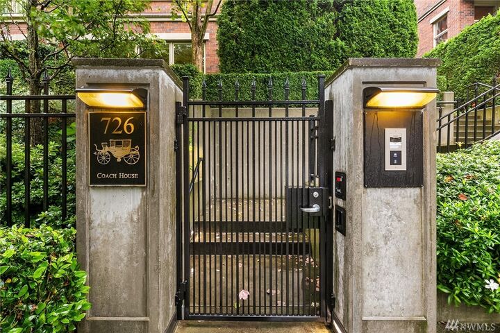 Property Photo:  726  Boylston Avenue E 6  WA 98102 