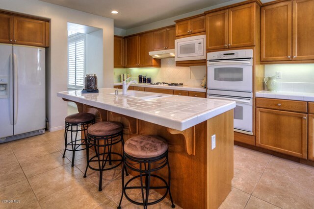 Property Photo:  5 Via Mariposa  CA 91320 