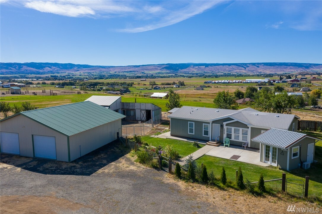 Property Photo:  3620 Hungry Junction Rd  WA 98926 