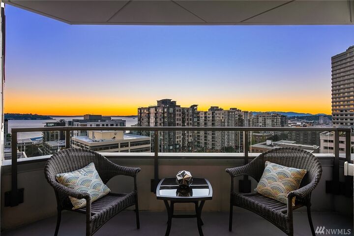 Property Photo:  2621  2nd Avenue 1104  WA 98121 