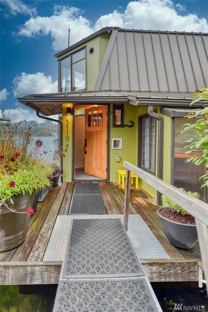 Property Photo:  3110 Portage Bay Place E F  WA 98102 