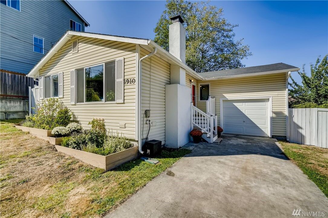 Property Photo: 1910 SW Brandon St WA 98106