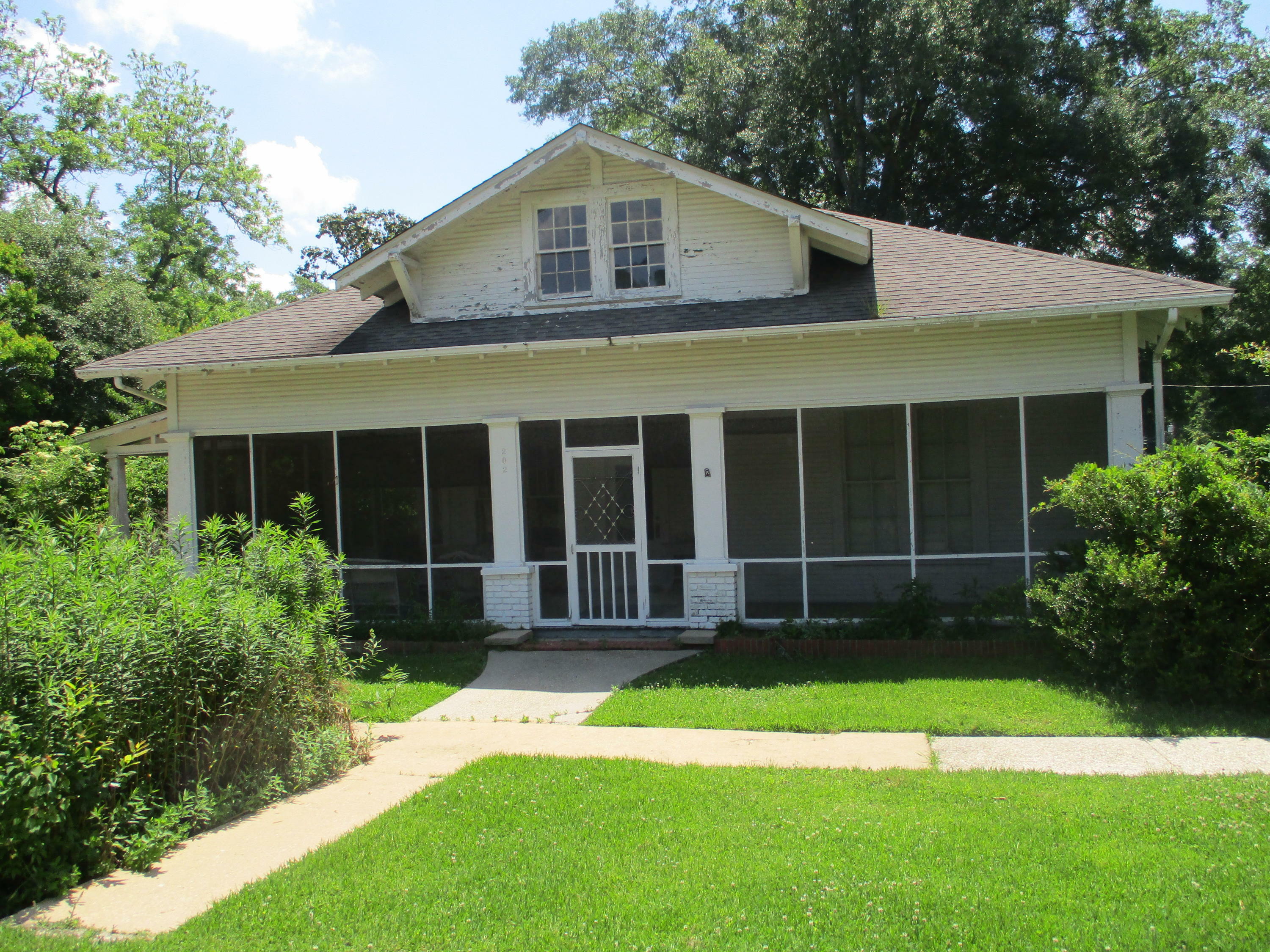 Property Photo: 202 S 4th St. MS 39428