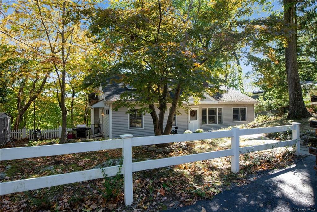 Property Photo:  21 Oak Ridge Road  NY 10570 