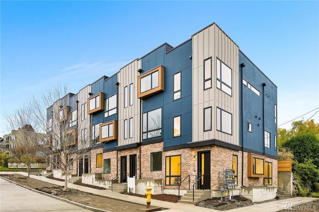 Property Photo:  2304 W Newton St  WA 98199 