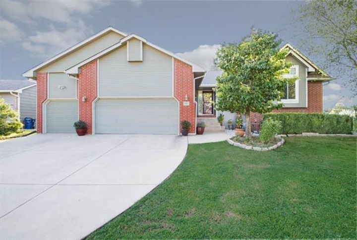 Property Photo: 419 N Valley Stream Dr KS 67037