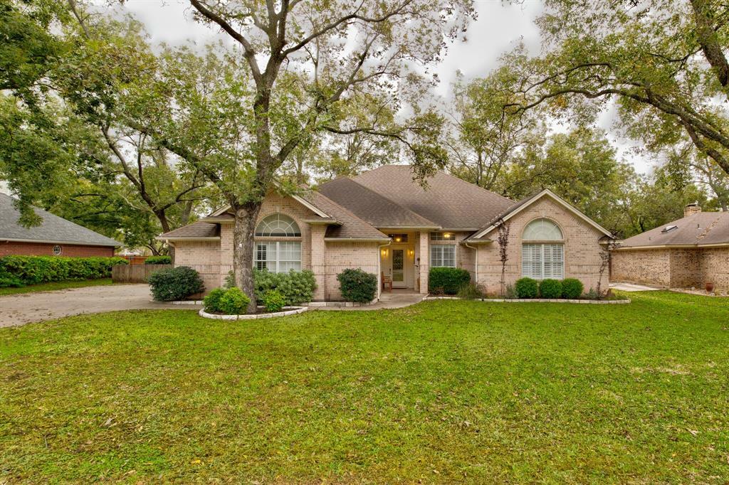 Property Photo:  9013 Green Leaves Drive  TX 76049 