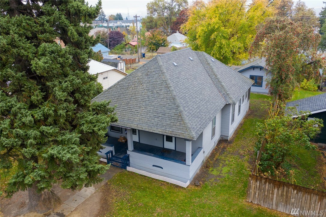 Property Photo:  308 W 9th Ave  WA 98926 