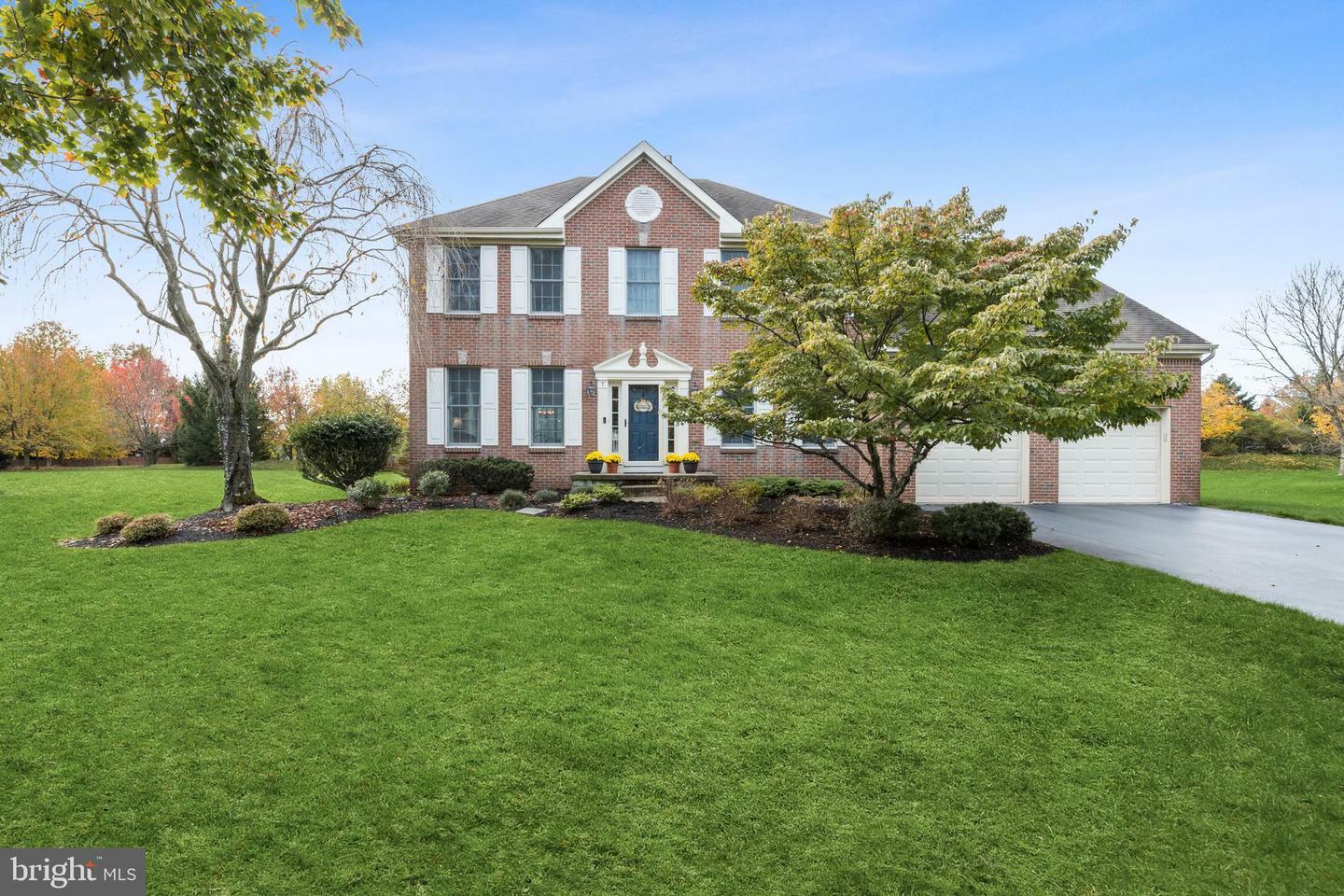 Property Photo:  7 Clarendon Court  NJ 08550 