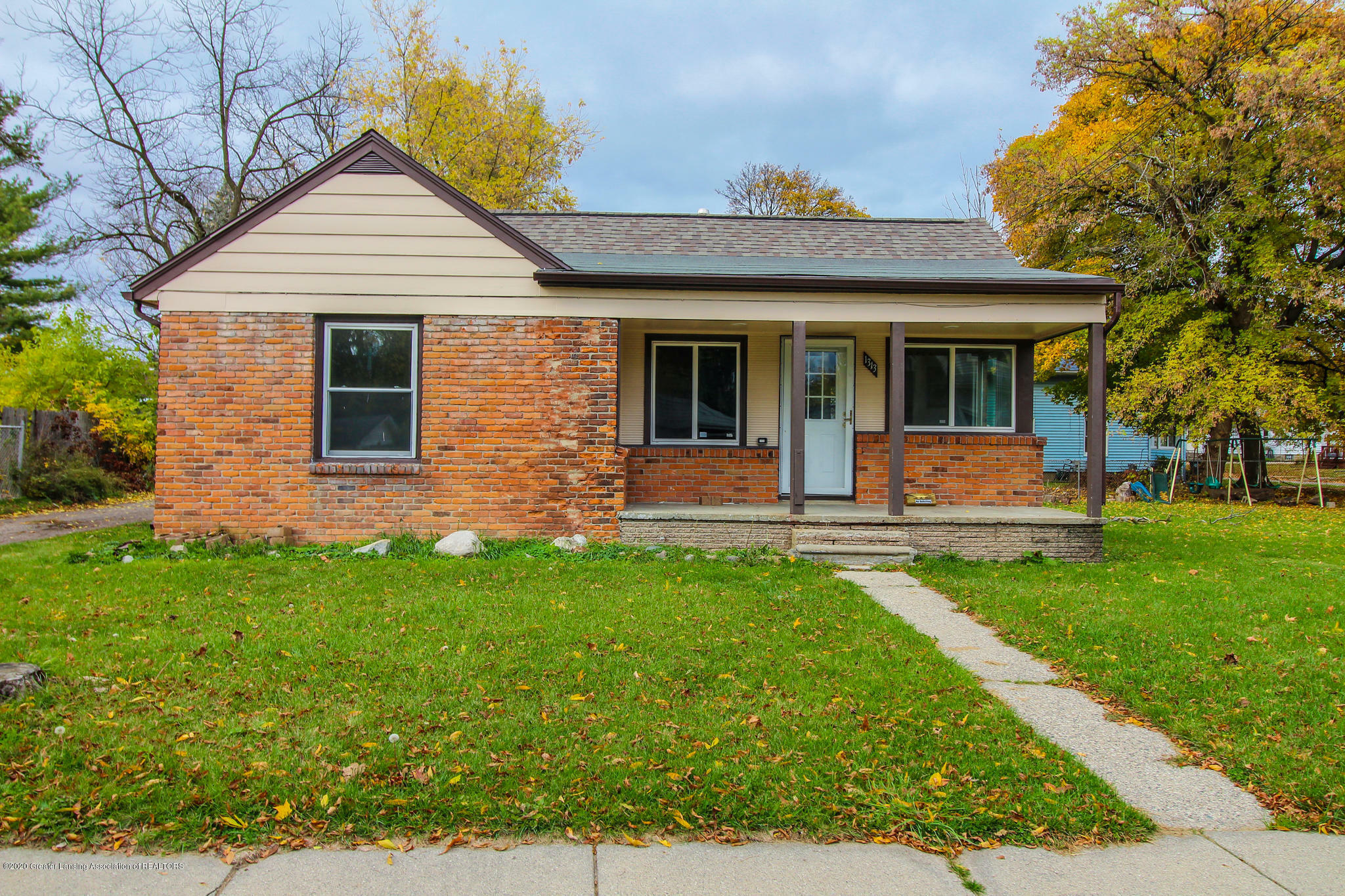 Property Photo:  1313 Oak Street  MI 48906 