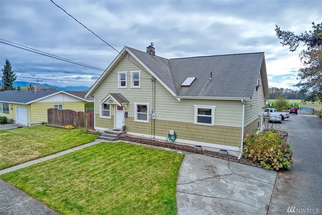 Property Photo:  1419 C St  WA 98264 