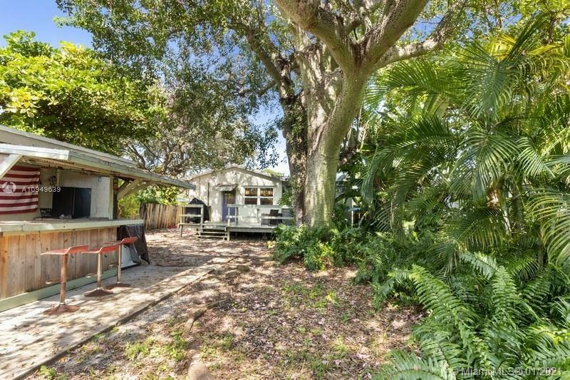 Property Photo: 2450 Grant St FL 33020