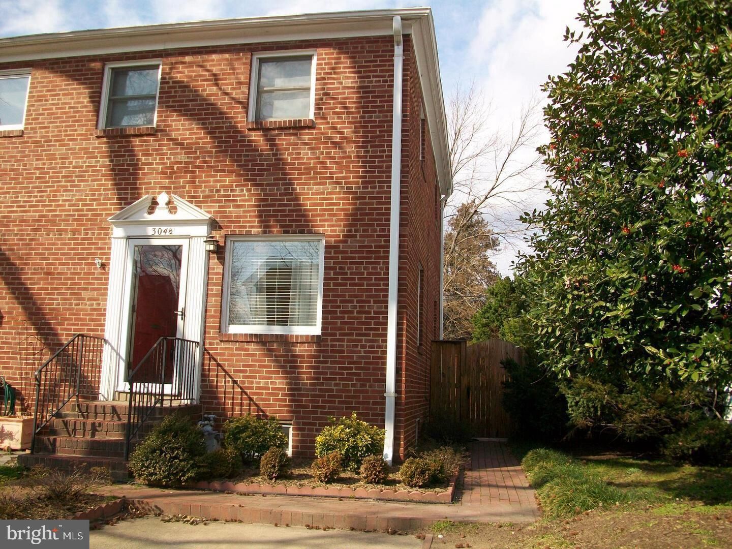Property Photo: 304 1/2 E Oak Street VA 22301