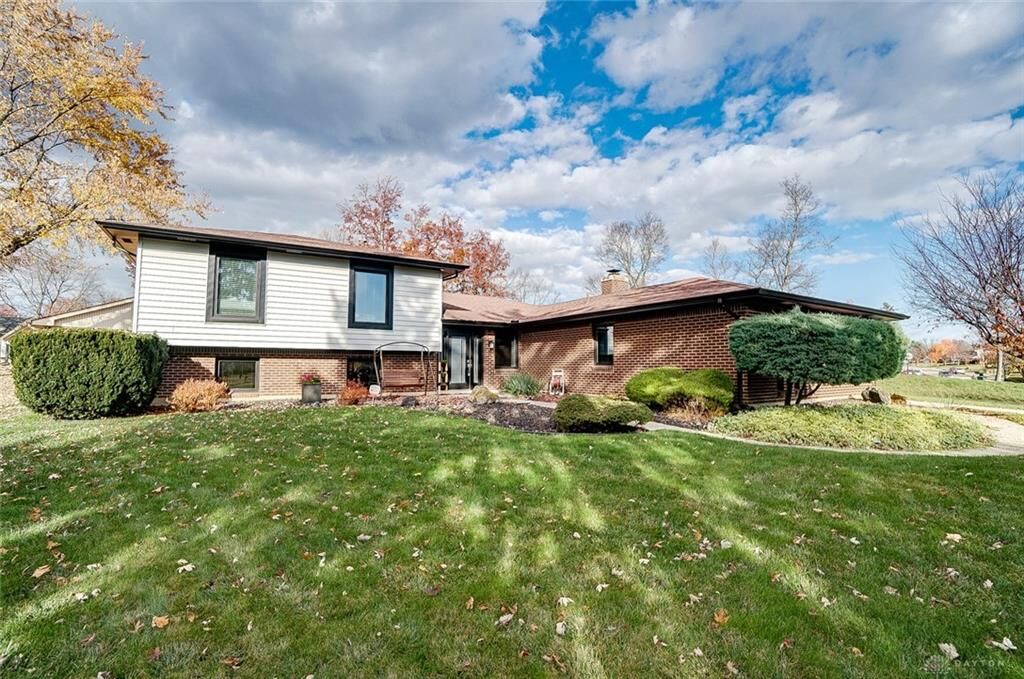 Property Photo: 7227 Gardenside Drive OH 45414