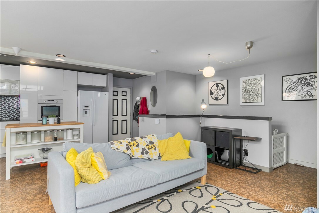 Property Photo: 115 W Galer St 308 WA 98119